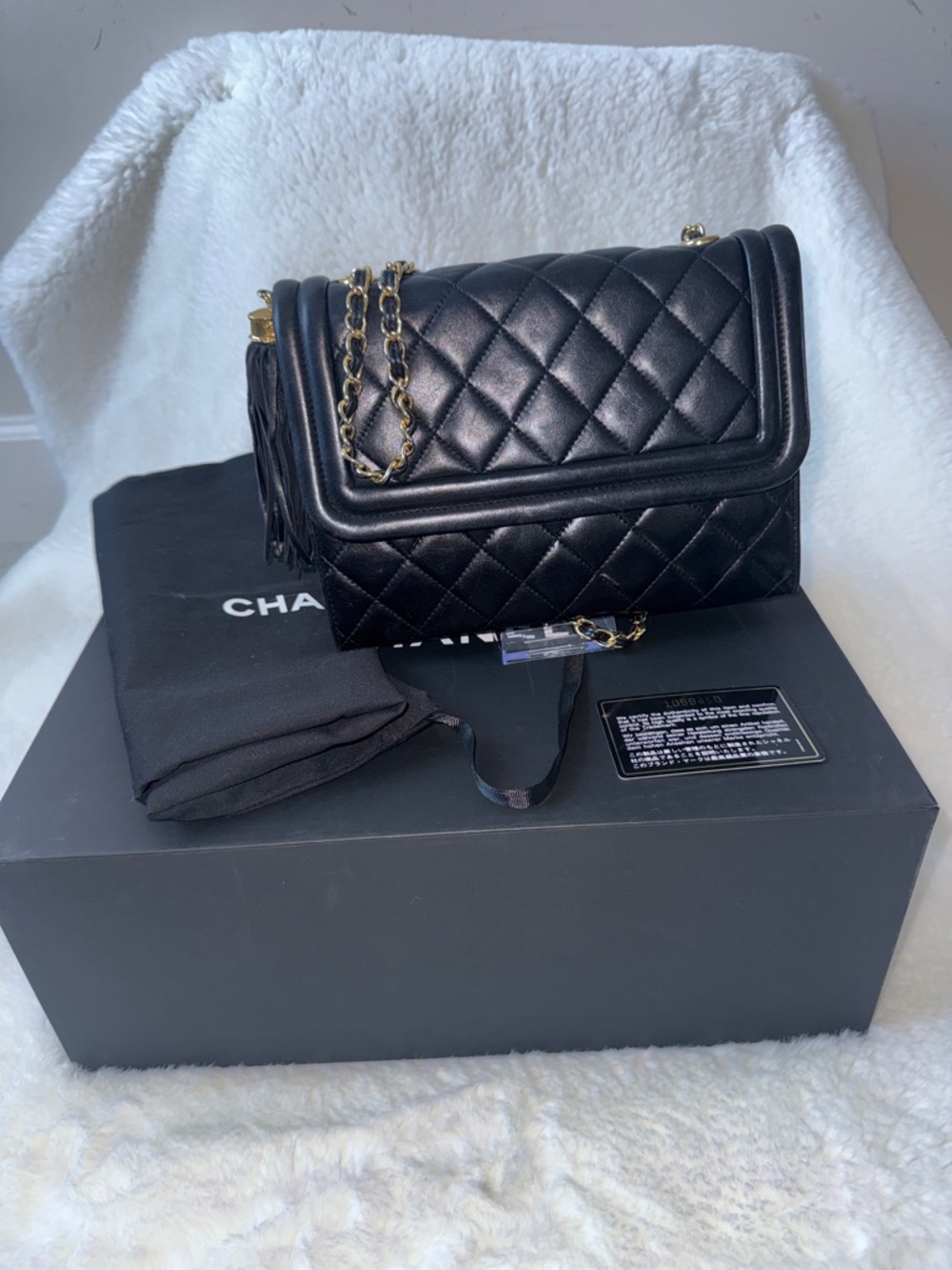 CHANEL Black Quilted Leather Shoulder Bag with Gold Chain